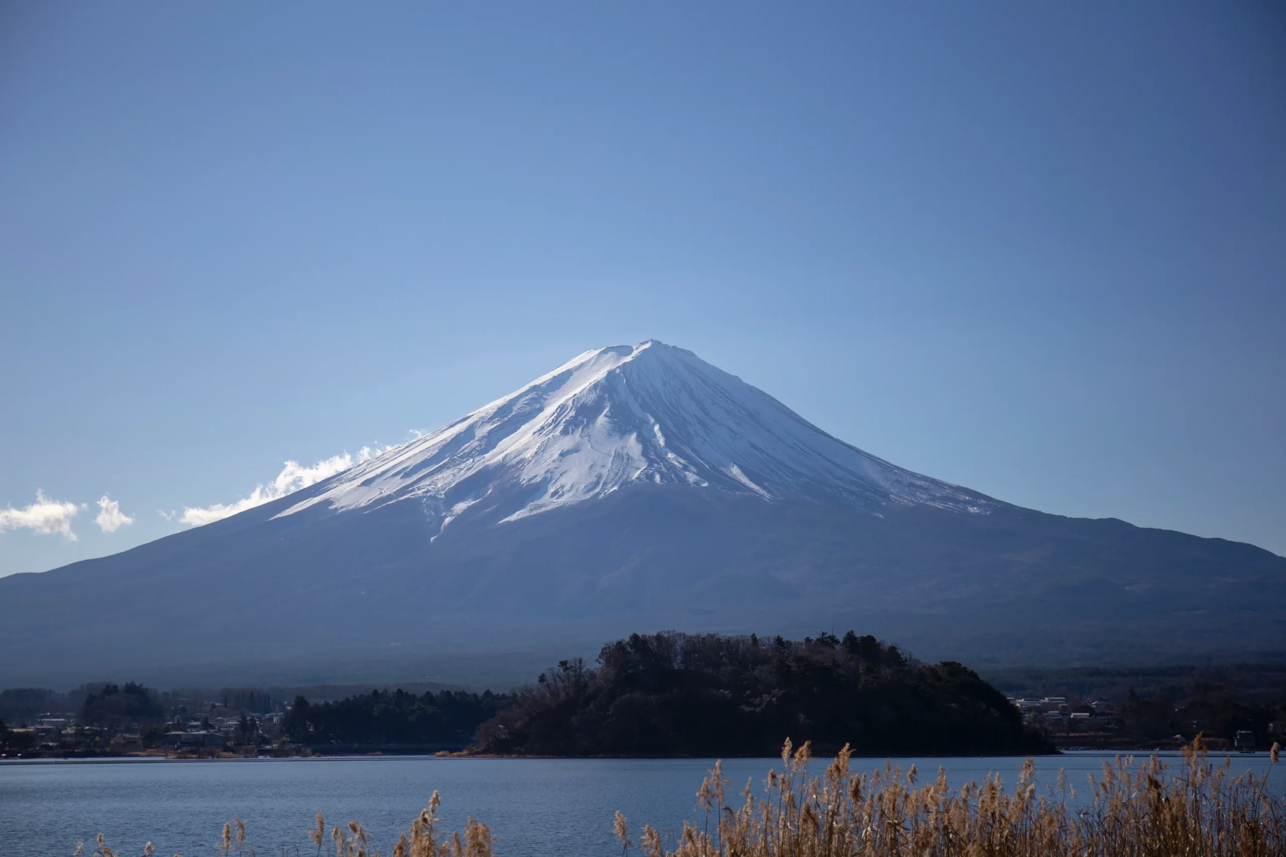 青空の下に広がる雪化粧の富士山